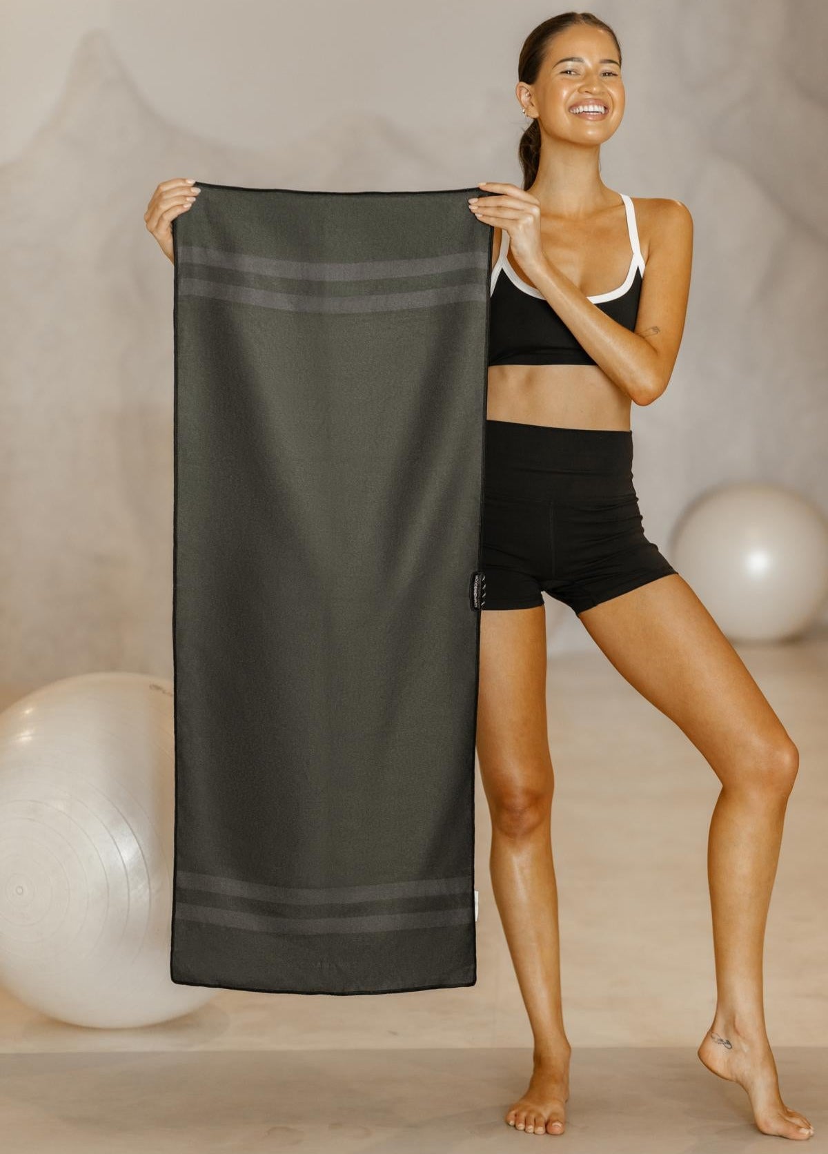 Sporthandtuch mit Magnet & Zipper-Tasche - WOODSANDWAVES