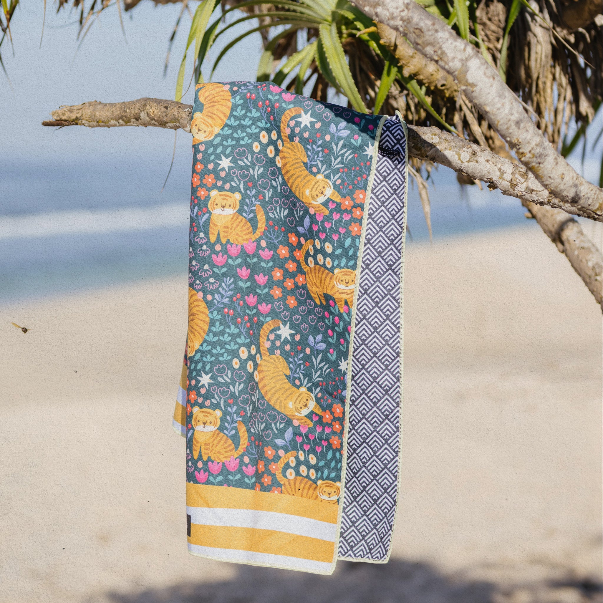 Tropical Tiger - Strandtuch für Kinder - schadstofffrei, schnelltrocknend  & sanft zur Haut (140cm x 70cm) - WOODSANDWAVES