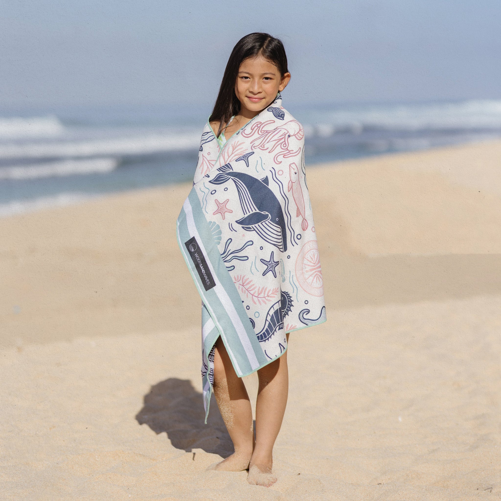 Sea of Dreams - Strandtuch für Kinder - schadstofffrei, schnelltrocknend  & sanft zur Haut (140cm x 70cm) - WOODSANDWAVES
