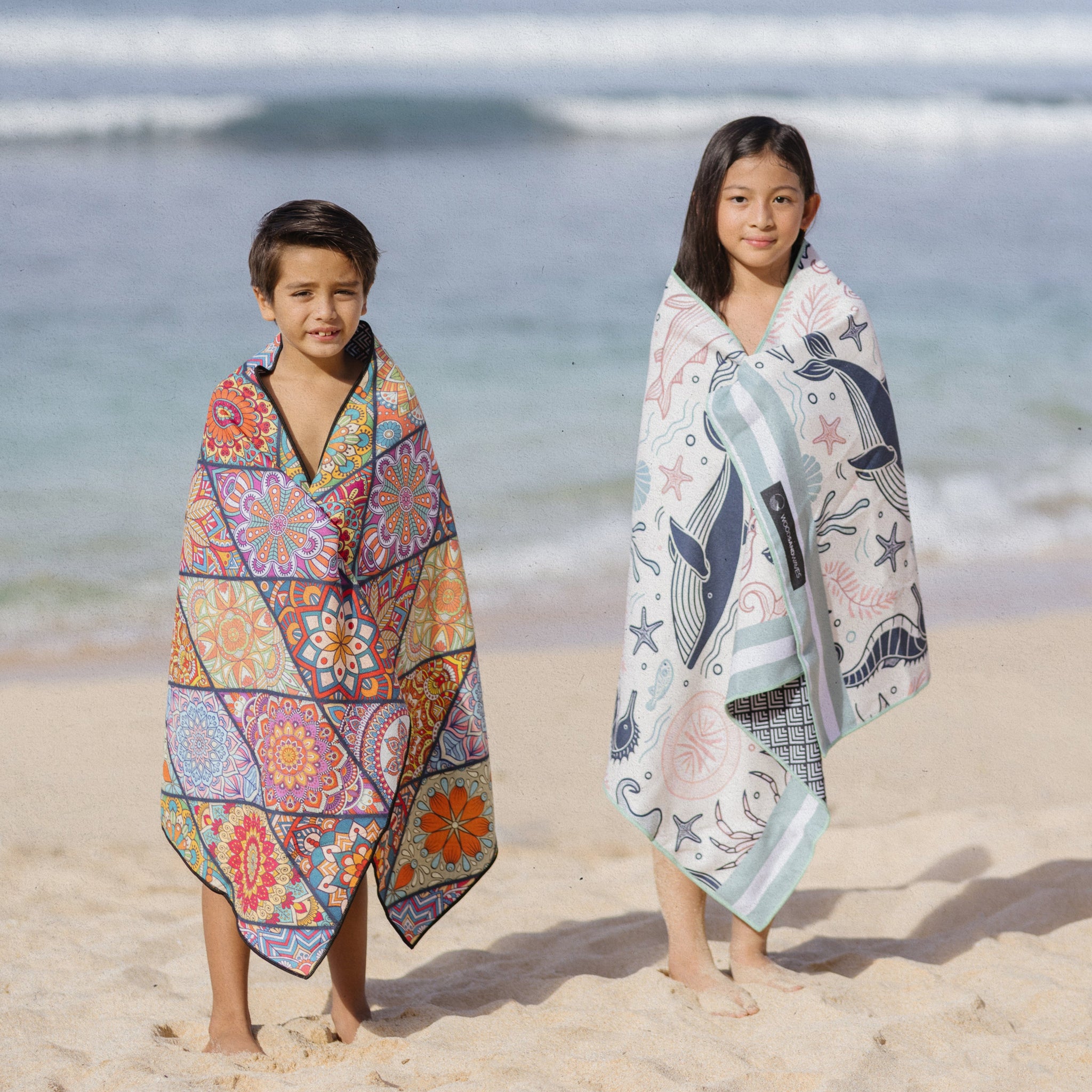 Mosaics  - Strandtuch für Kinder - schadstofffrei, schnelltrocknend  & sanft zur Haut (140cm x 70cm) - WOODSANDWAVES