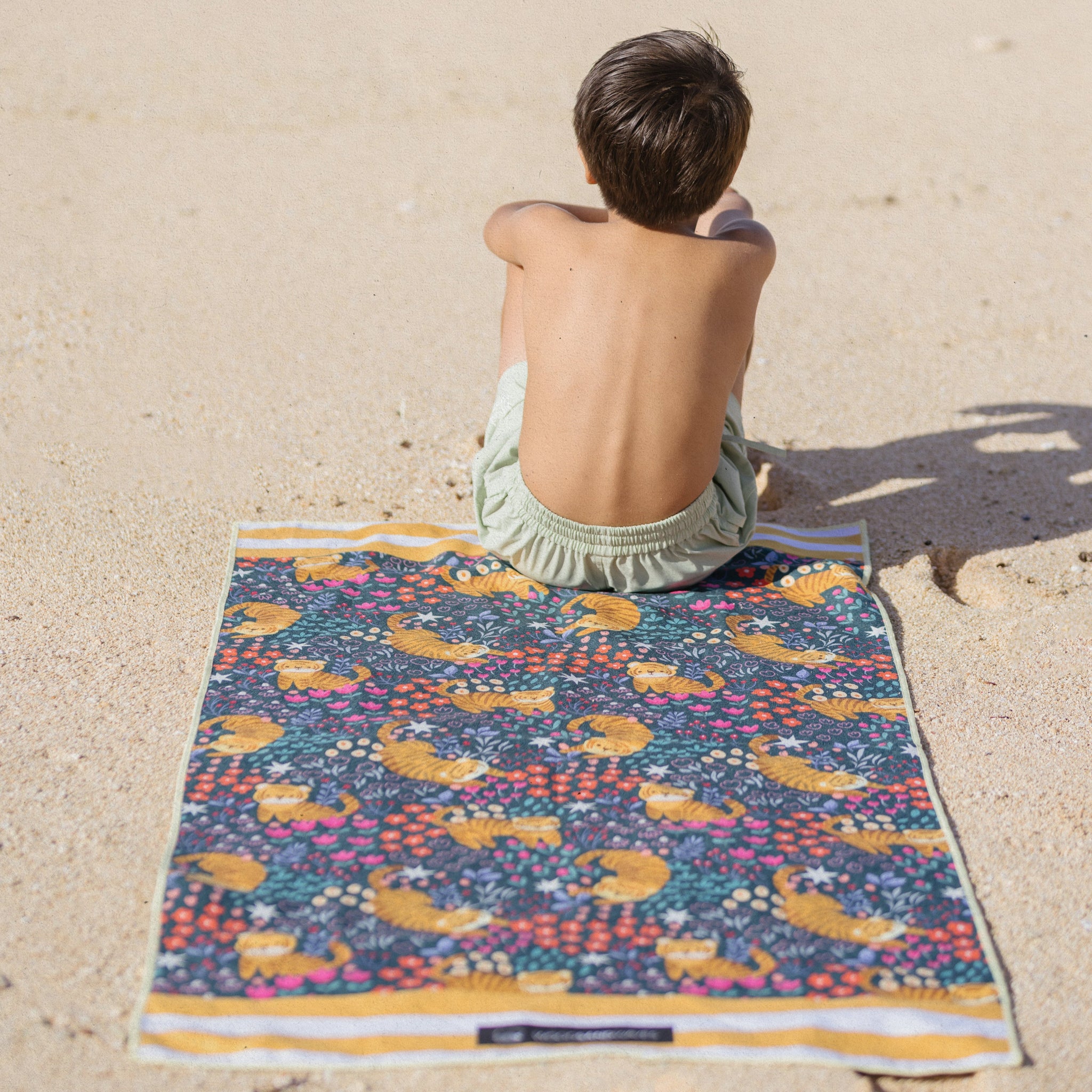 Tropical Tiger - Strandtuch für Kinder - schadstofffrei, schnelltrocknend  & sanft zur Haut (140cm x 70cm) - WOODSANDWAVES