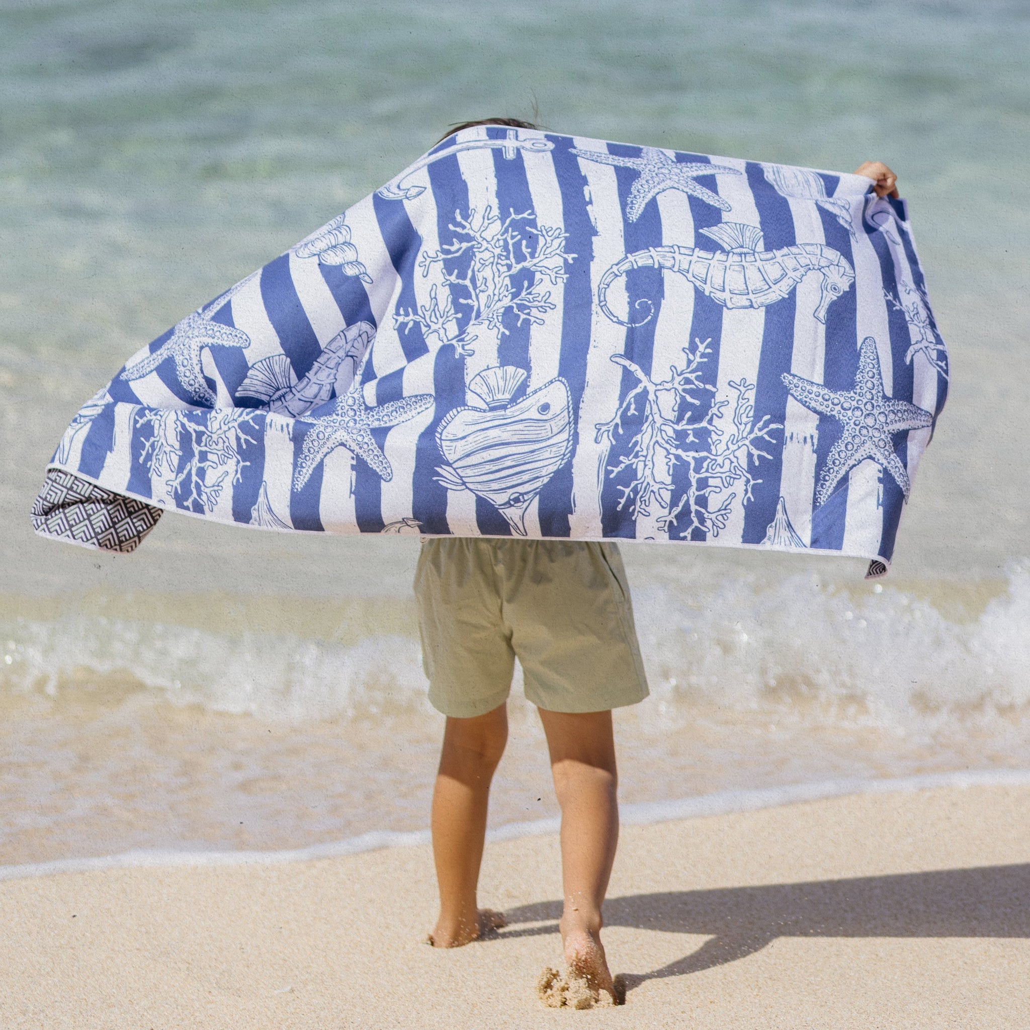 Tidal Treasures  - Strandtuch für Kinder - schadstofffrei, schnelltrocknend  & sanft zur Haut (140cm x 70cm) - WOODSANDWAVES