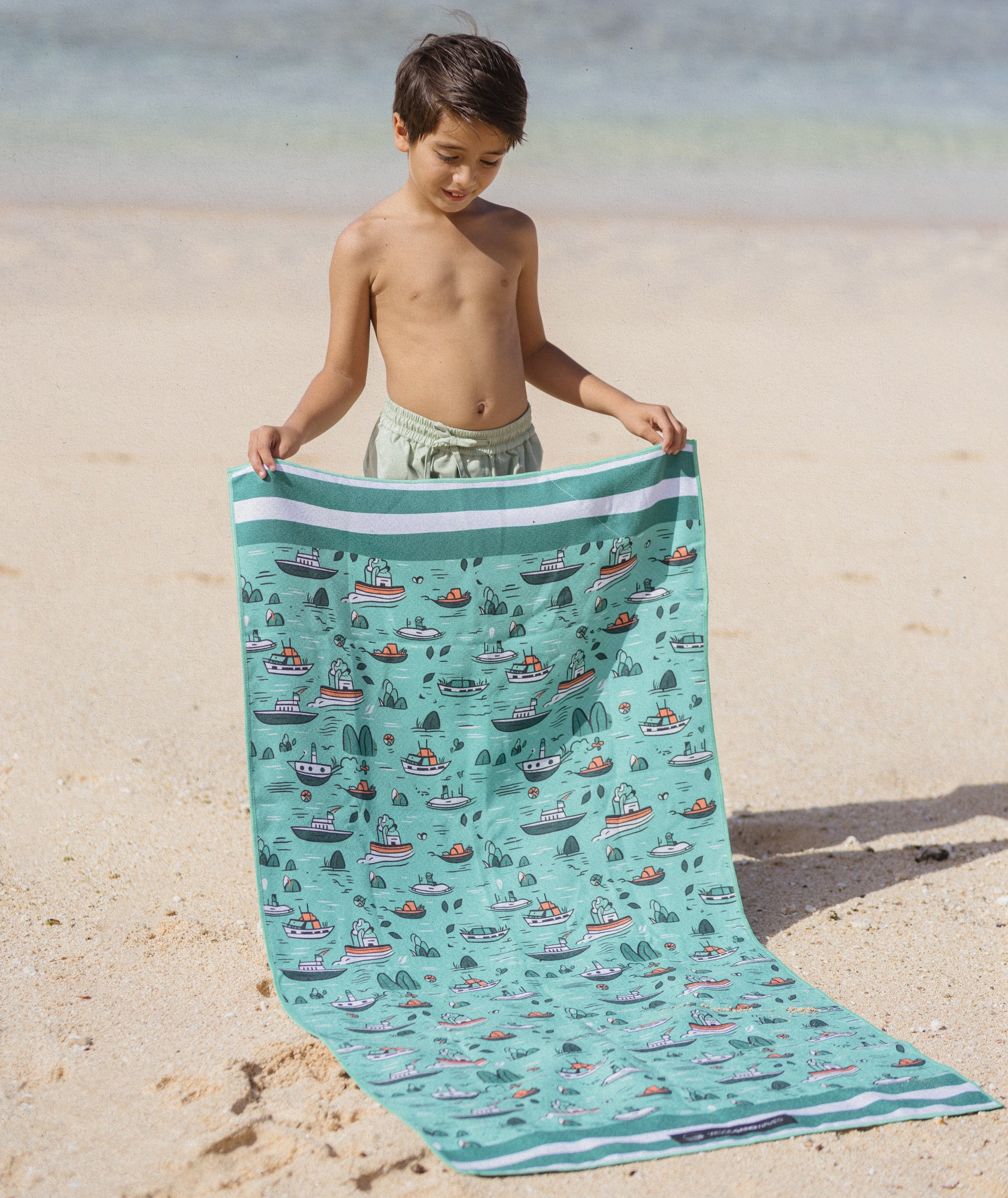 Ship Ahoy - Strandtuch für Kinder - schadstofffrei, schnelltrocknend  & sanft zur Haut (140cm x 70cm) - WOODSANDWAVES