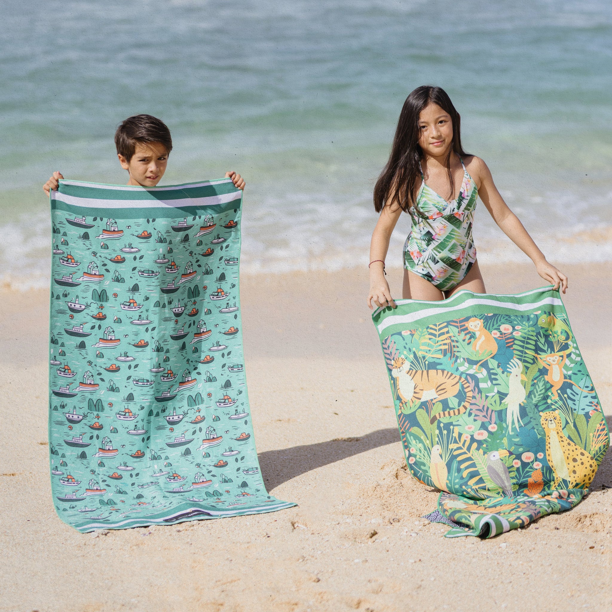 Ship Ahoy - Strandtuch für Kinder - schadstofffrei, schnelltrocknend  & sanft zur Haut (140cm x 70cm) - WOODSANDWAVES