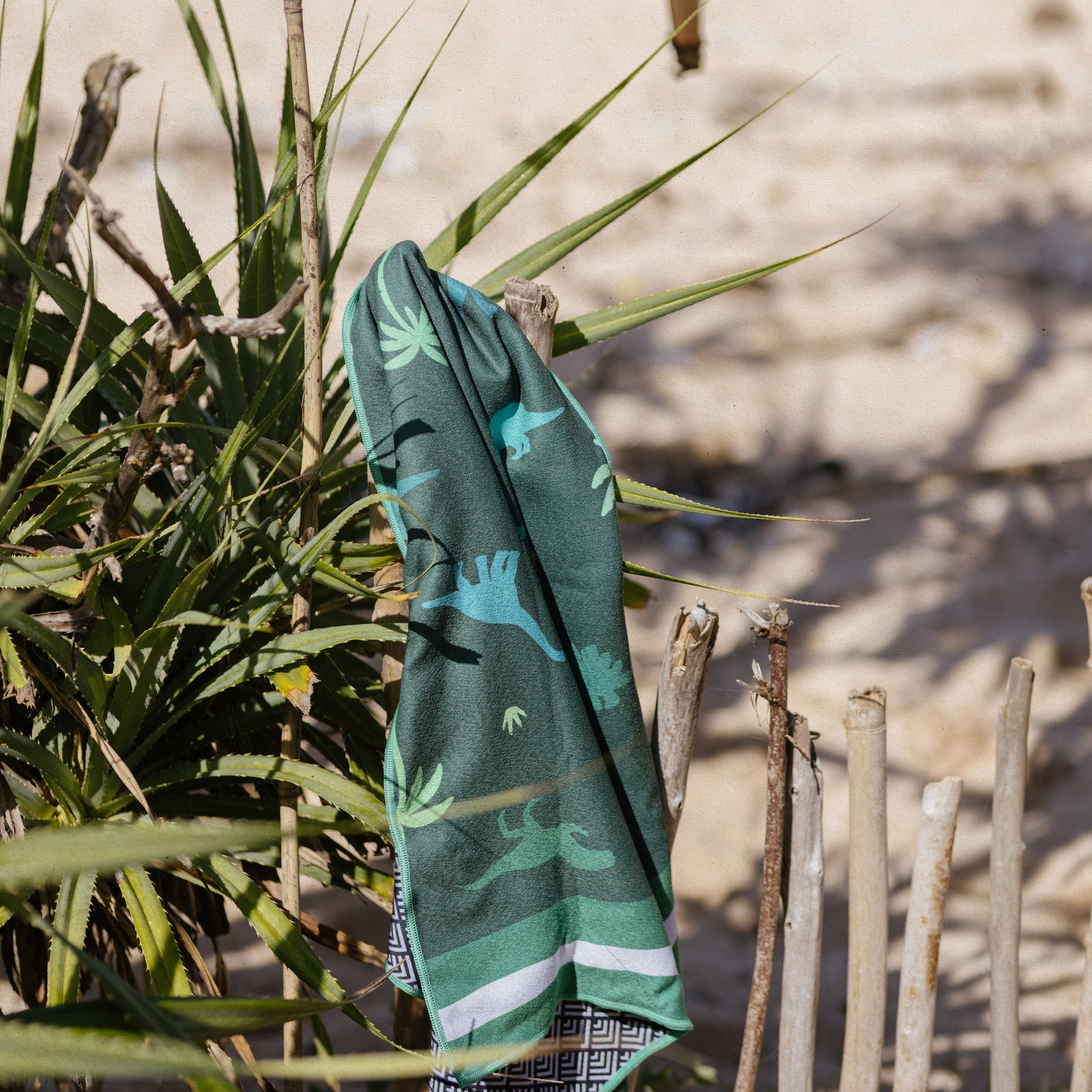 Dino Park - Strandtuch für Kinder - schadstofffrei, schnelltrocknend  & sanft zur Haut (140cm x 70cm) - WOODSANDWAVES