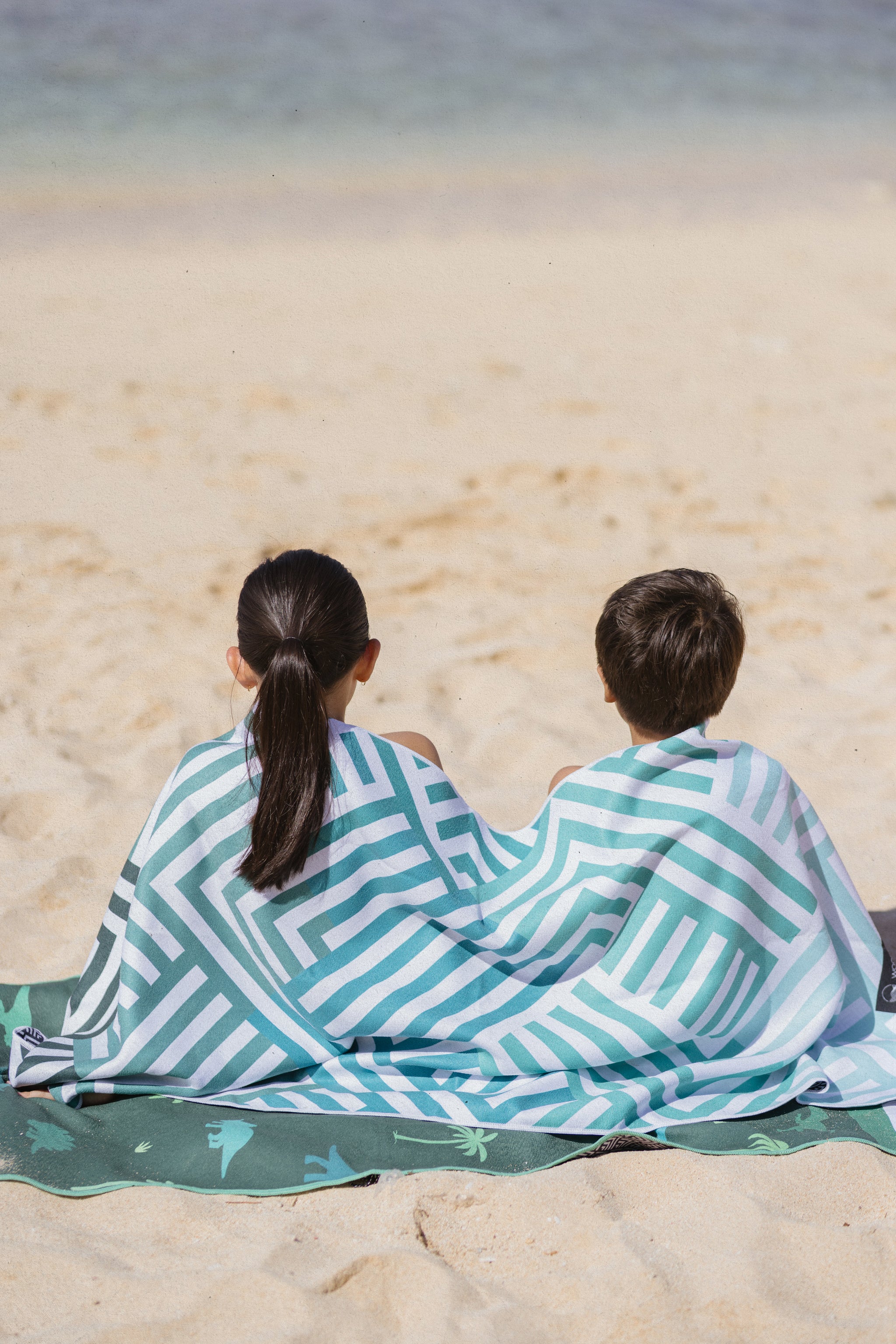 Mint Relaxation - Strandtuch für Kinder - schadstofffrei, schnelltrocknend  & sanft zur Haut (140cm x 70cm) - WOODSANDWAVES