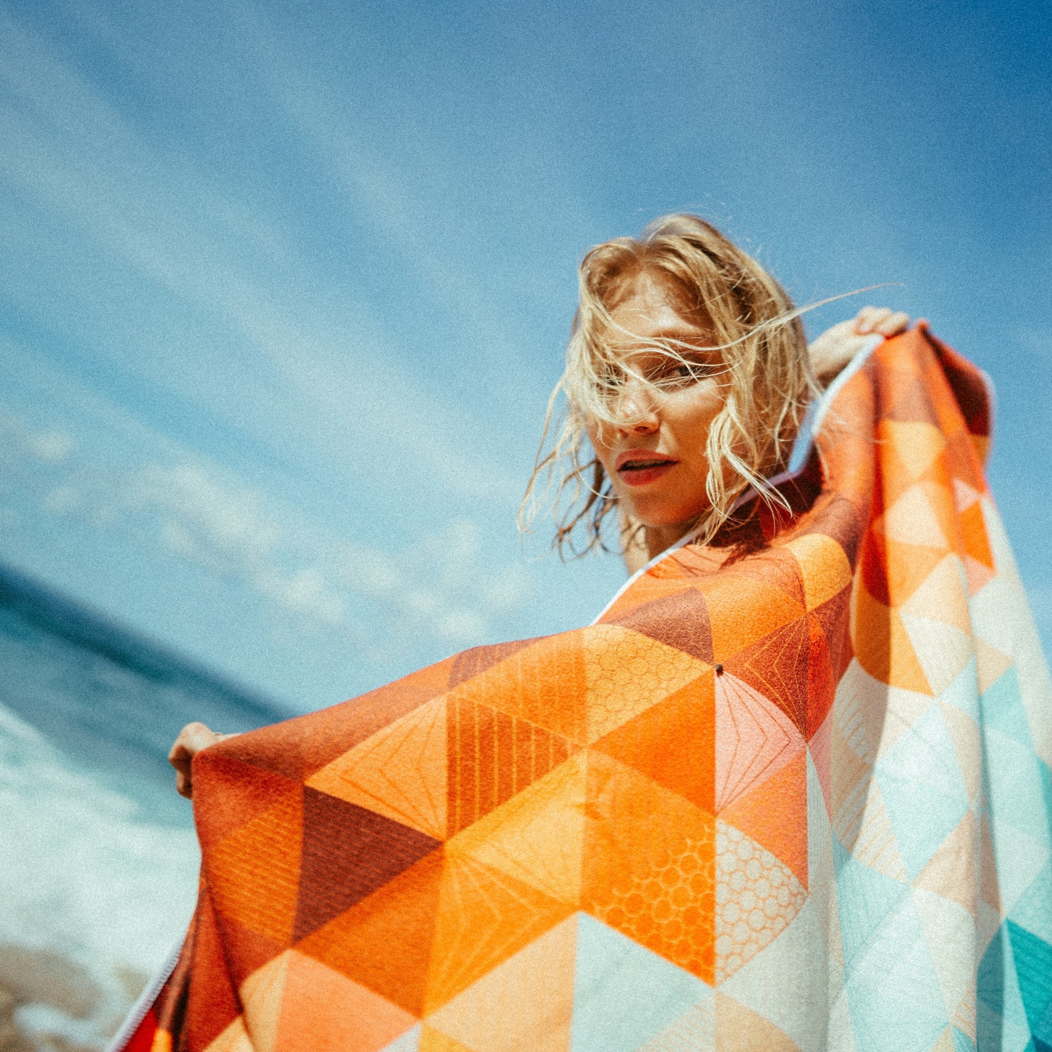 Kaleidoscope Orange - Sandabweisendes Strandtuch mit Geheimfach - WOODSANDWAVES