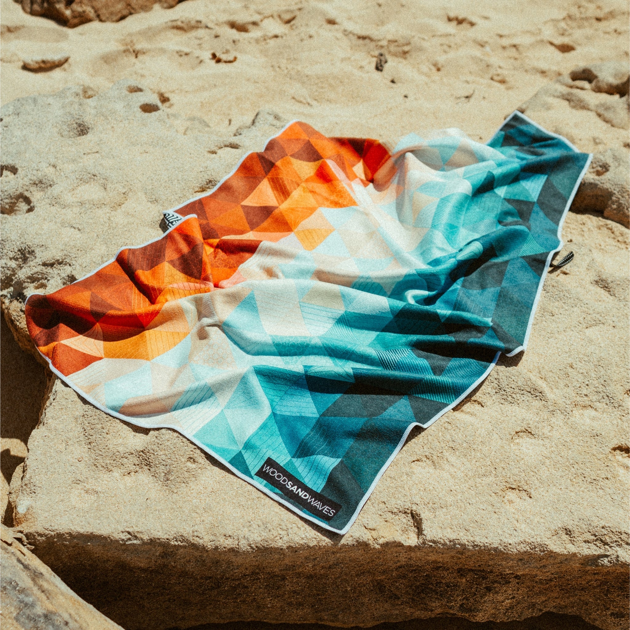 Kaleidoscope Orange - Sandabweisendes Strandtuch mit Geheimfach - WOODSANDWAVES