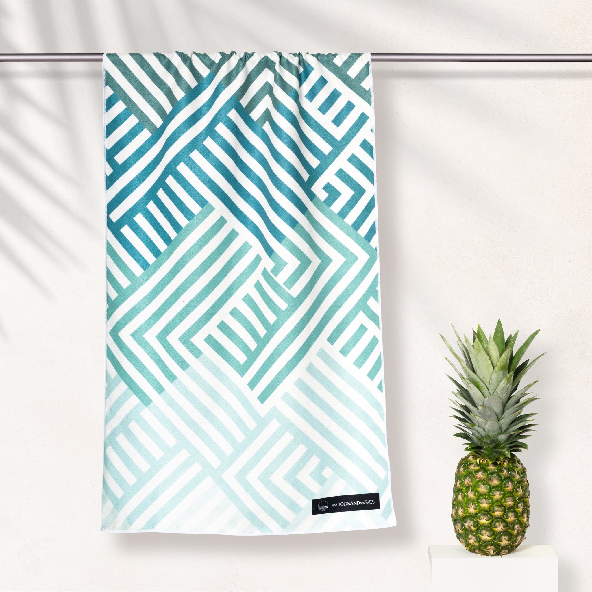 Mint Relaxation - Sandabweisendes Strandtuch mit Geheimfach - WOODSANDWAVES
