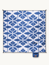 Indigo Bloom - Picknick- und Stranddecke (isoliert) 200 x 200 cm - XXL Picknickmatte aus recyceltem PET - wasserdicht und wärmend