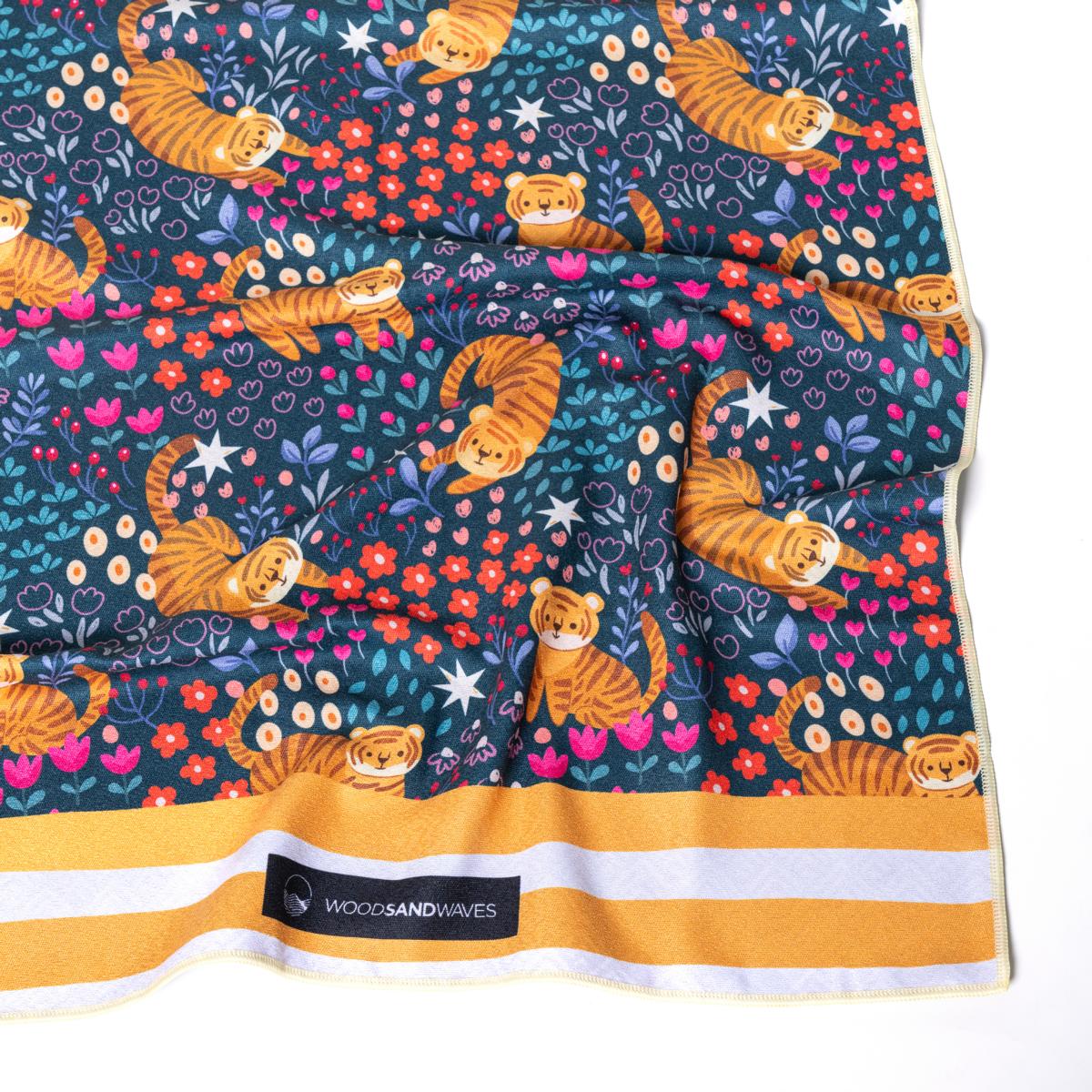 Tropical Tiger - Strandtuch für Kinder - schadstofffrei, schnelltrocknend  & sanft zur Haut (140cm x 70cm) - WOODSANDWAVES