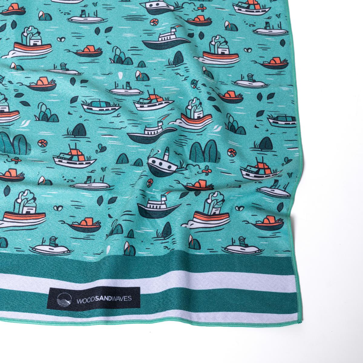 Ship Ahoy - Strandtuch für Kinder - schadstofffrei, schnelltrocknend  & sanft zur Haut (140cm x 70cm) - WOODSANDWAVES