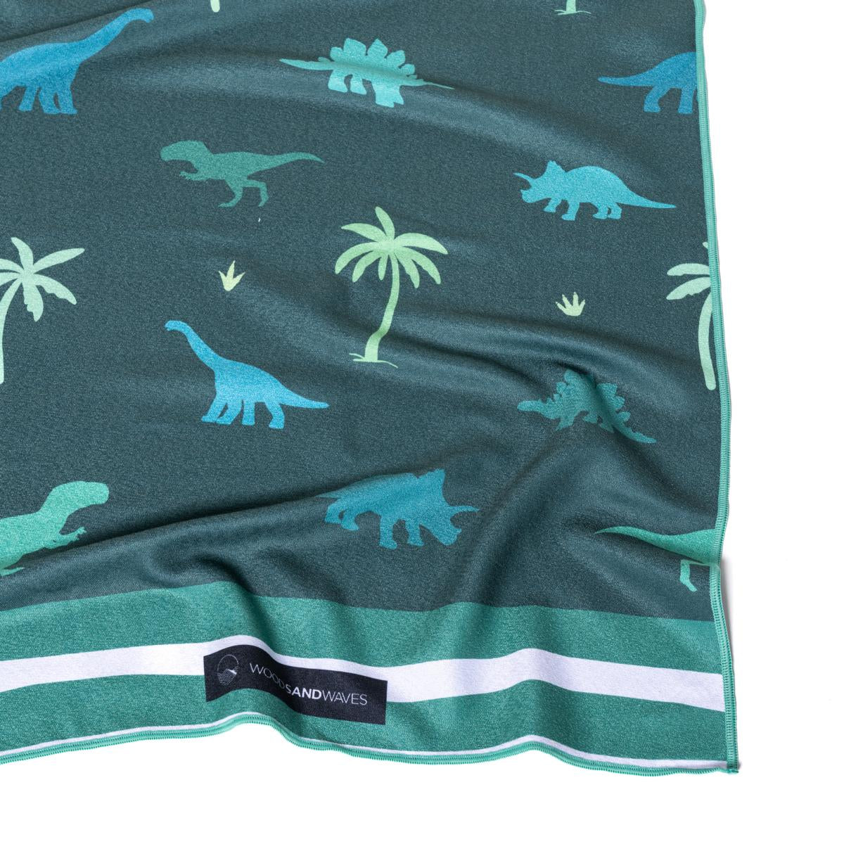 Dino Park - Strandtuch für Kinder - schadstofffrei, schnelltrocknend  & sanft zur Haut (140cm x 70cm) - WOODSANDWAVES
