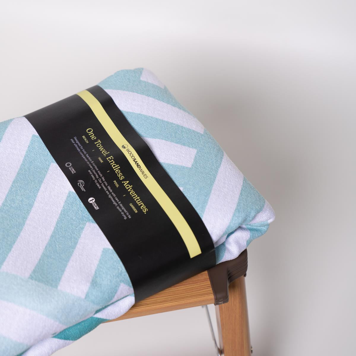 Mint Relaxation - Strandtuch für Kinder - schadstofffrei, schnelltrocknend  & sanft zur Haut (140cm x 70cm) - WOODSANDWAVES