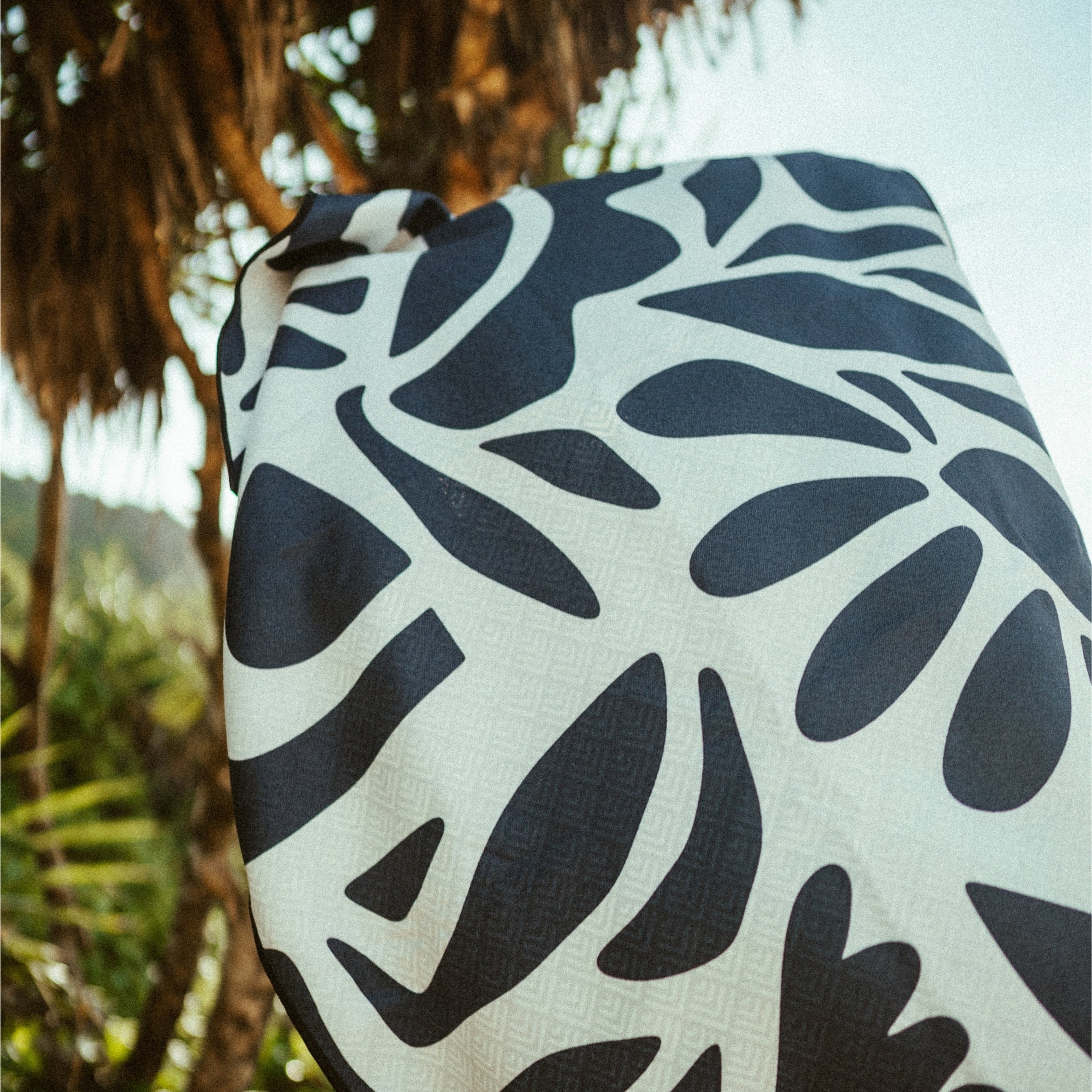 Midnight Florals - Sandabweisendes Strandtuch mit Geheimfach - WOODSANDWAVES