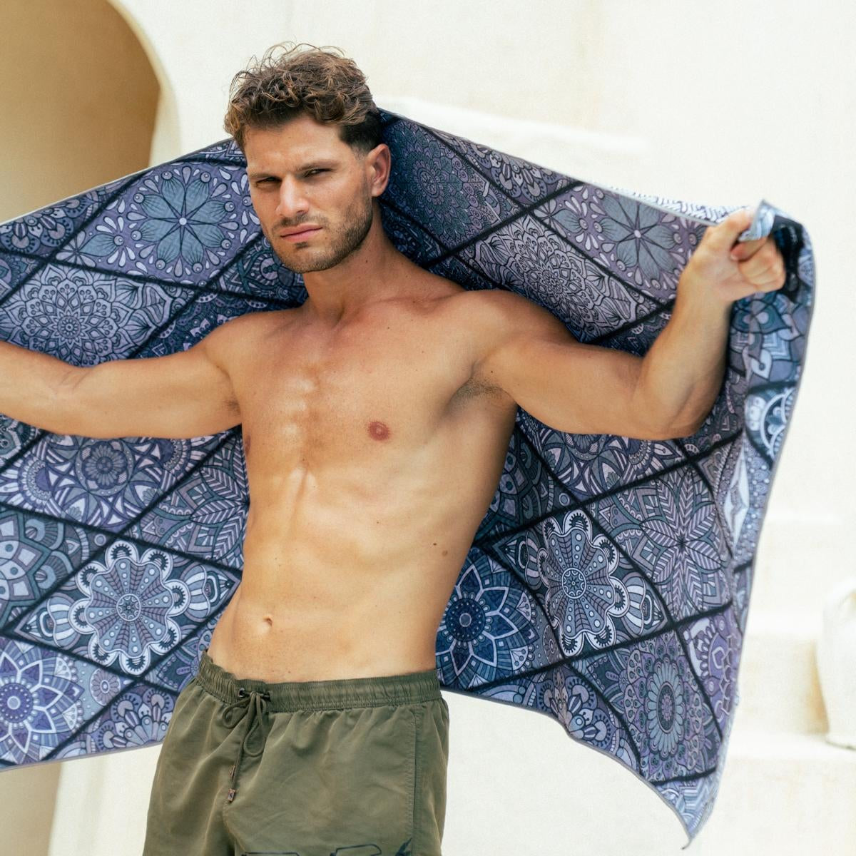 Badetuch im Mosaik Design - aus leichter Mikrofaser -saugfähig und schnelltrocknend - WOODSANDWAVES