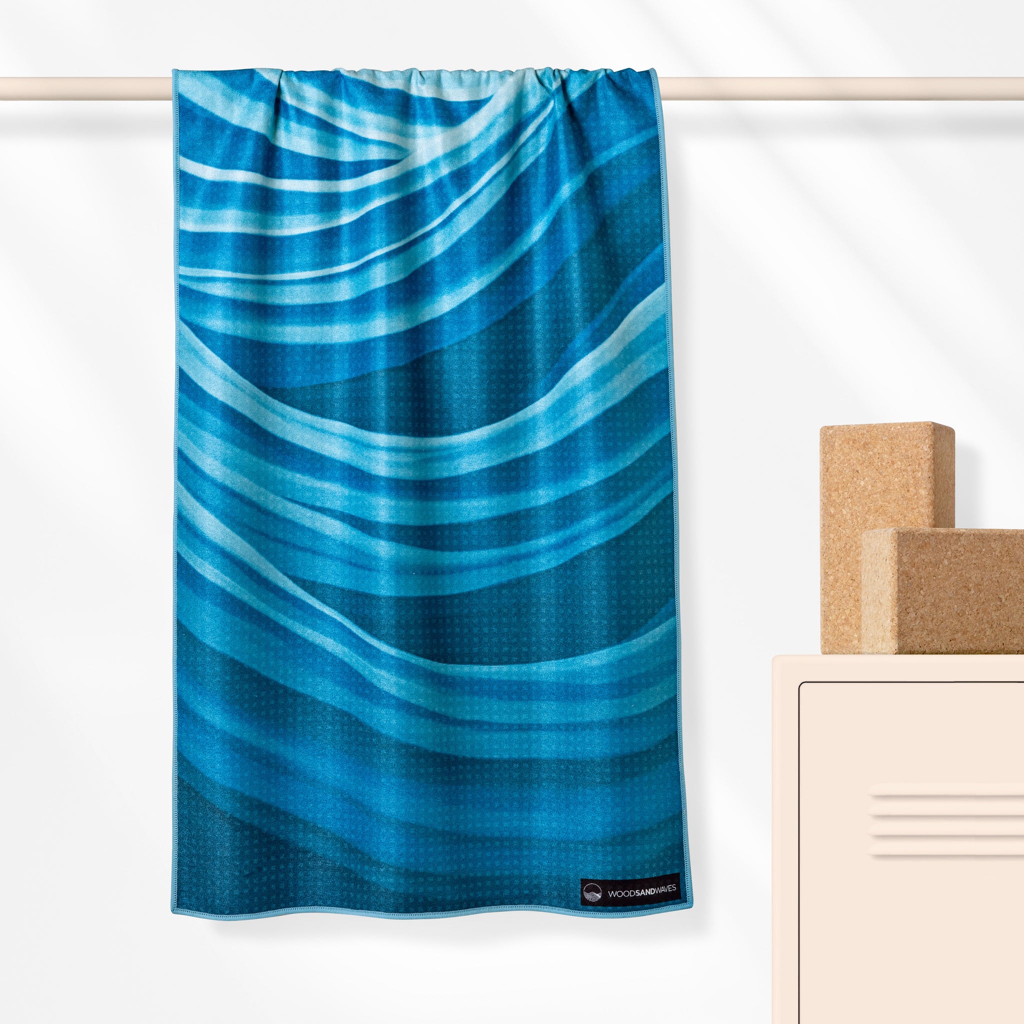 Blue Cascade - Rutschfestes Yoga-Handtuch mit Silikon-Noppen - WOODSANDWAVES