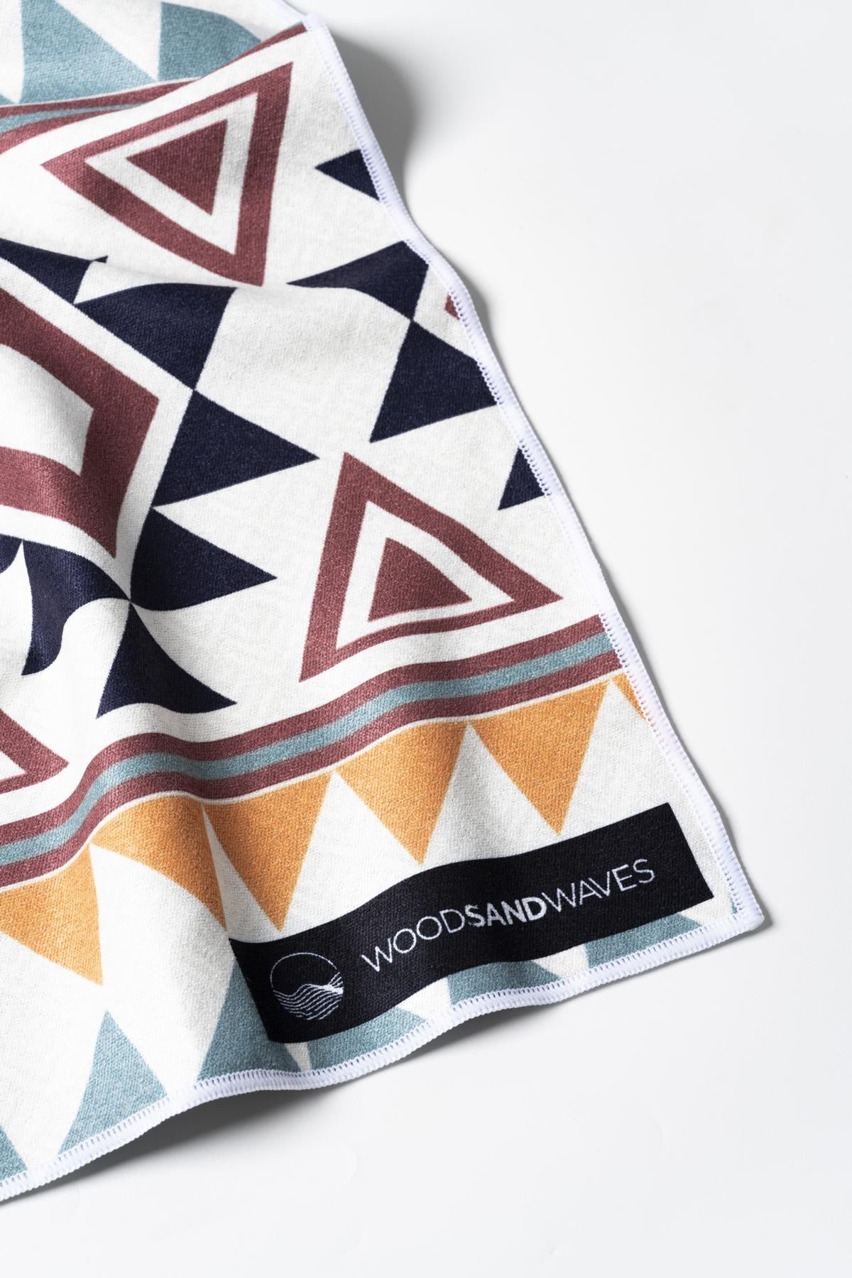 Warm Earth - Ultra-leichtes Outdoor-und Wanderhandtuch  - 80cm x 40cm - WOODSANDWAVES