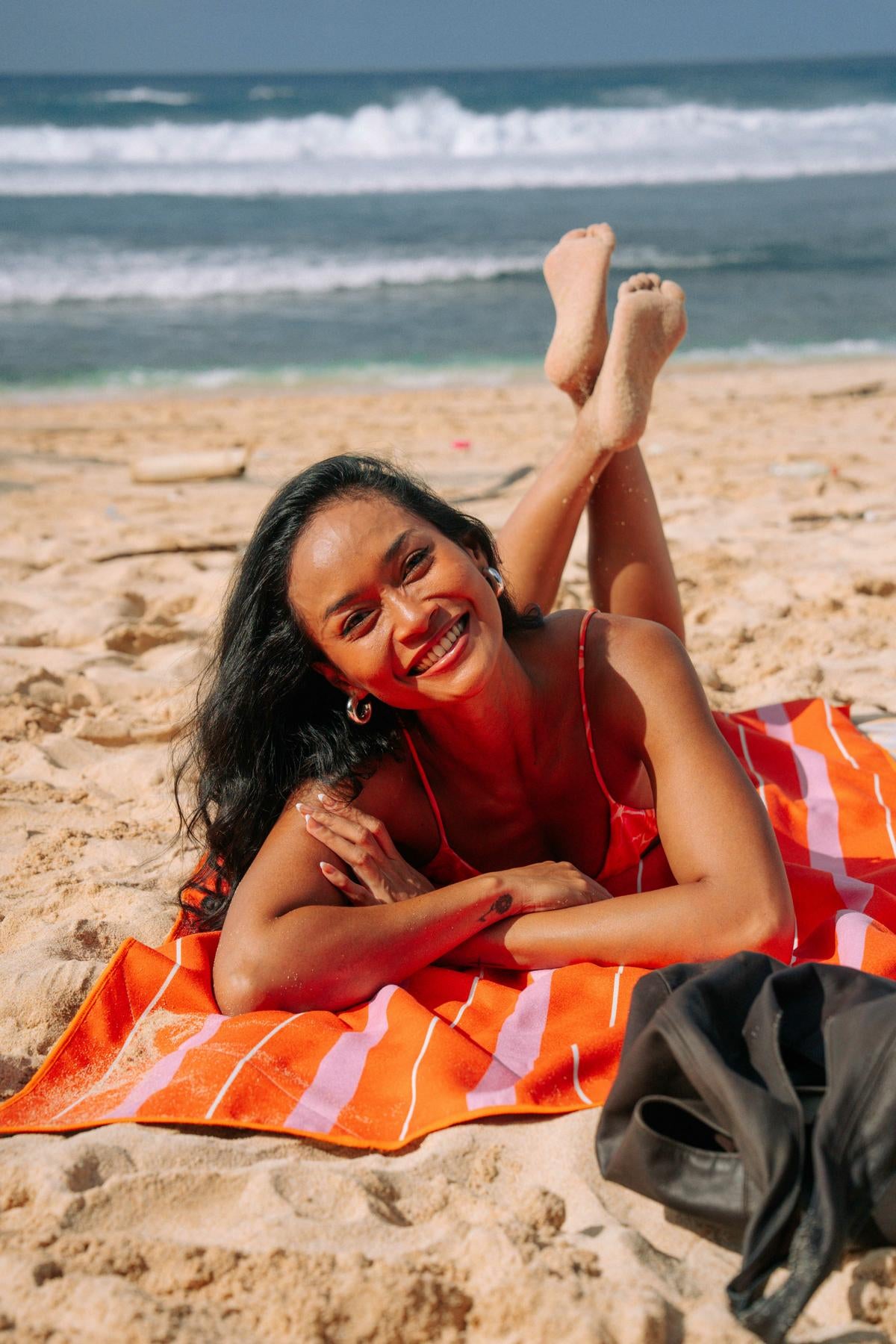 Heat Wave - Quick-drying travel and beach towel with secret pocket