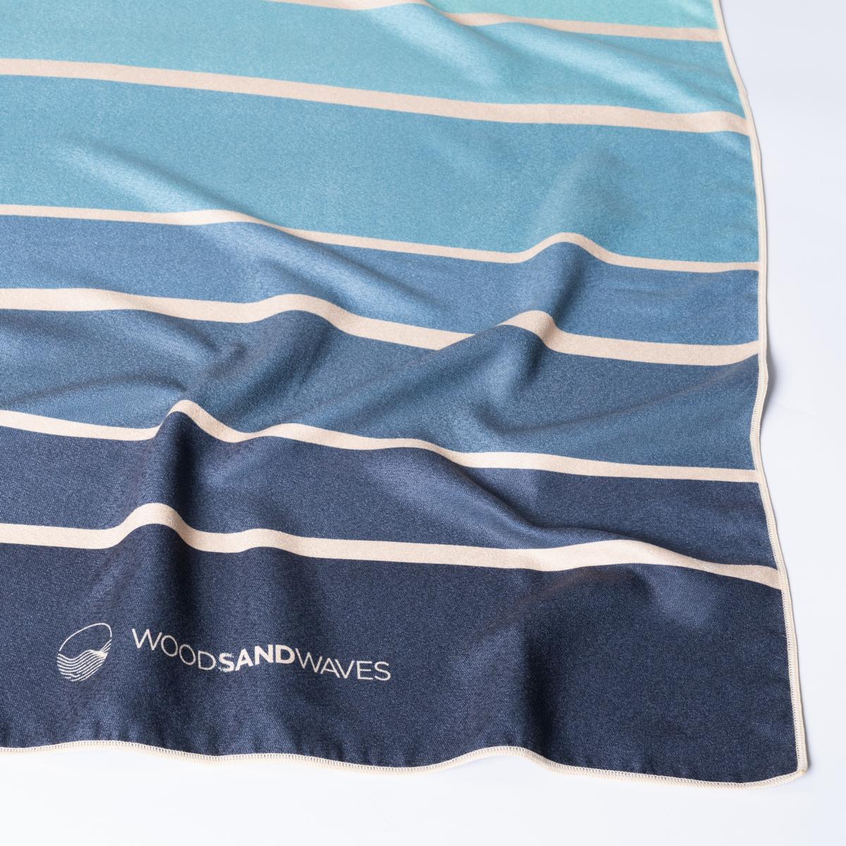 Sunset Stripes - Sandabweisendes Strandtuch mit Geheimfach (180cm x 80cm) - WOODSANDWAVES