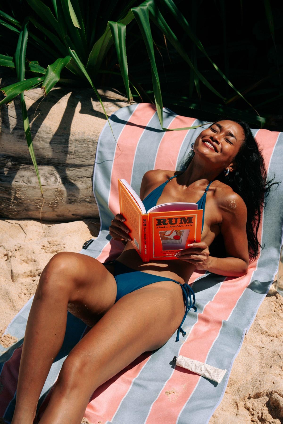 Minty Coast - Quick-drying travel and beach towel with secret pocket