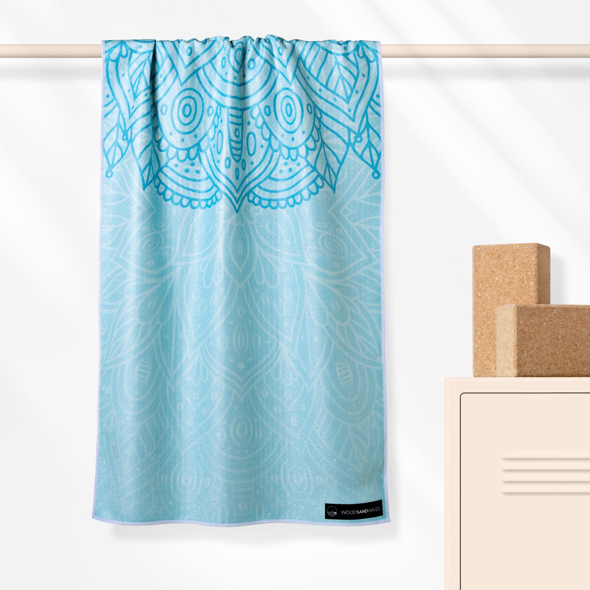 Mystic Mandala - Rutschfestes Yoga-Handtuch mit Silikon-Noppen - WOODSANDWAVES