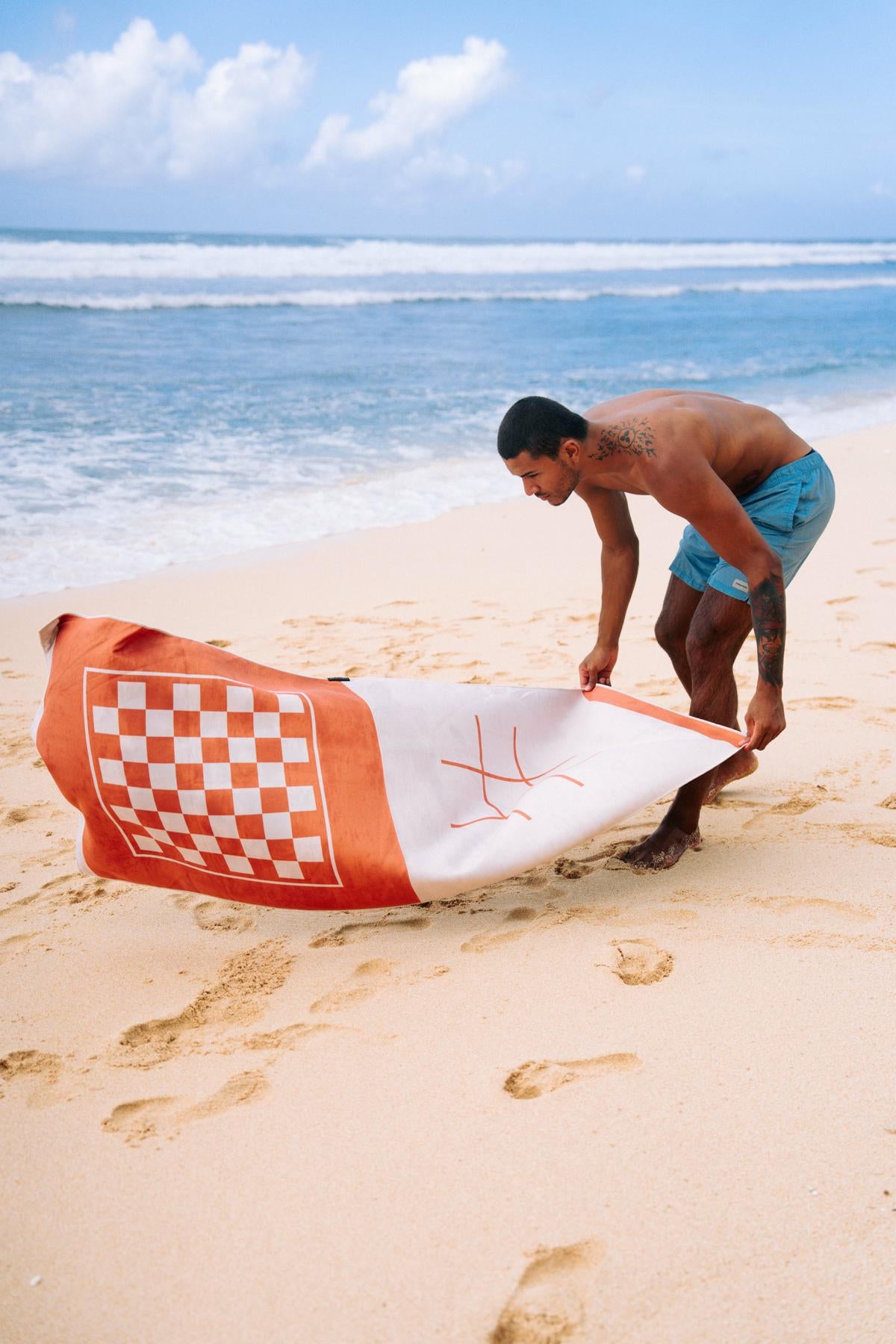 Play Me - Quick-drying travel and beach towel with secret pocket