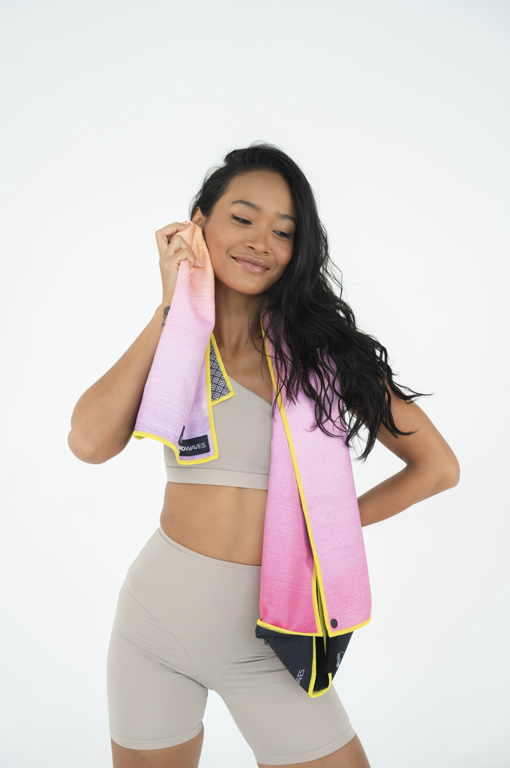 Peaceful Heaven - Sporthandtuch mit Magnet & Zipper-Tasche - WOODSANDWAVES