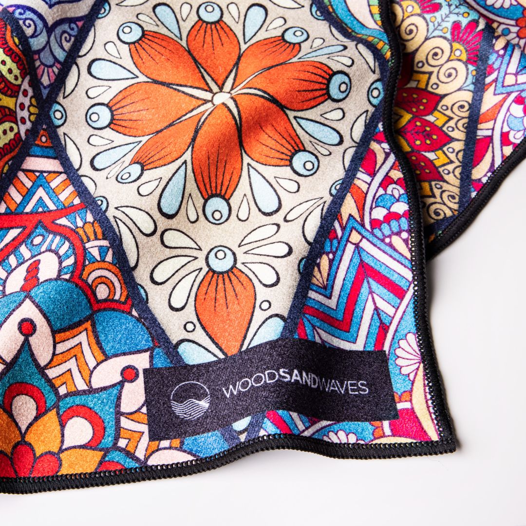 Mosaics - Sandabweisendes Strandtuch mit Geheimfach - WOODSANDWAVES