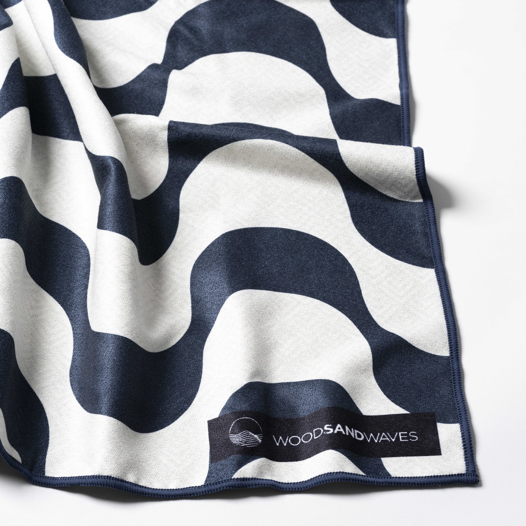 Copacabana - Sandabweisendes Strandtuch mit Geheimfach - WOODSANDWAVES