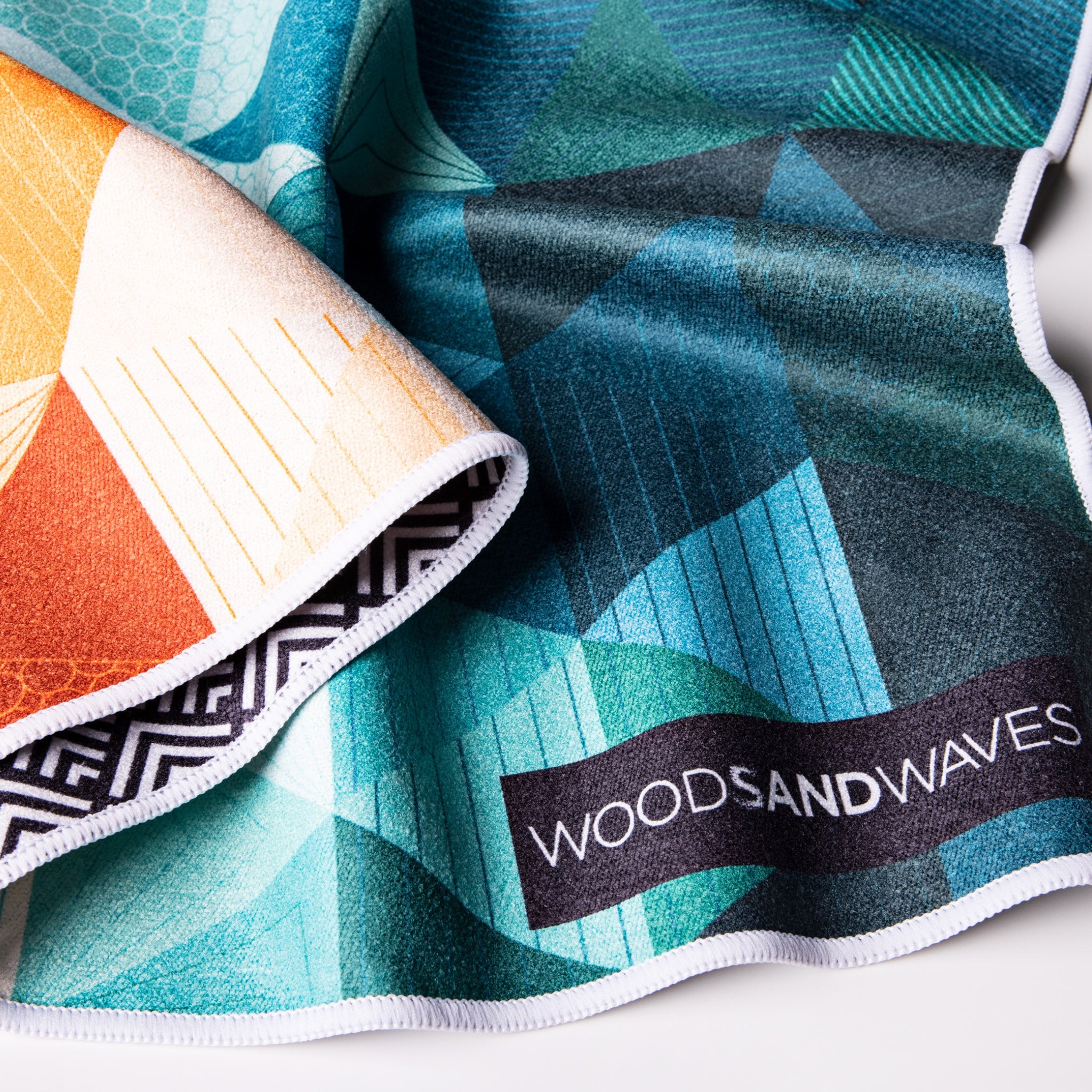 Kaleidoscope Orange - Sandabweisendes Strandtuch mit Geheimfach - WOODSANDWAVES