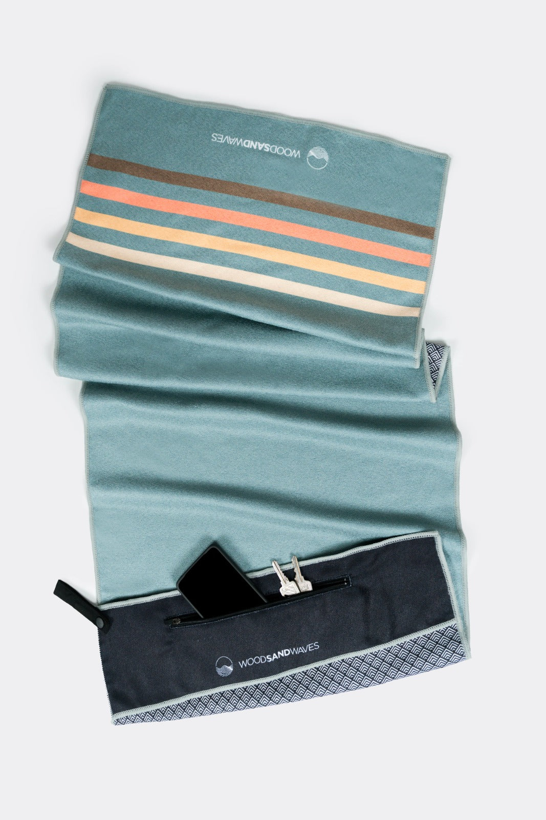 Calm Cruise Eucalyptus - Sporthandtuch mit Magnet & Zipper-Tasche - WOODSANDWAVES