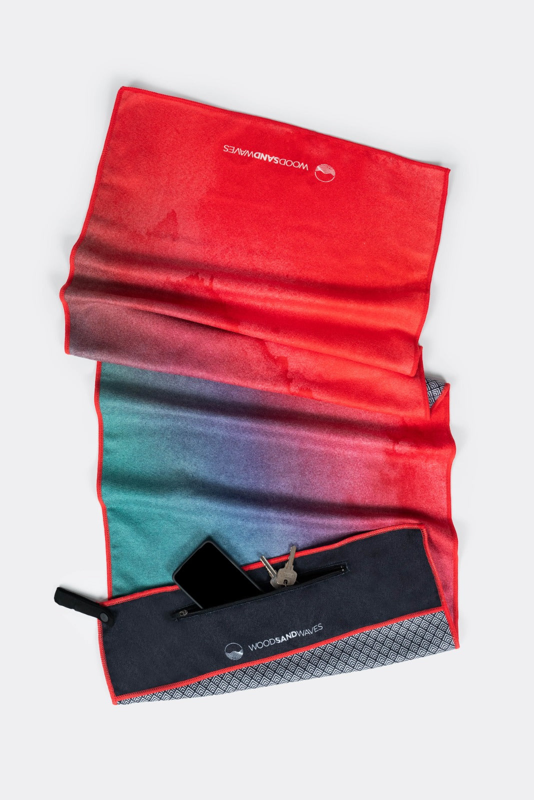 Active Flow - Sporthandtuch mit Magnet & Zipper-Tasche - WOODSANDWAVES