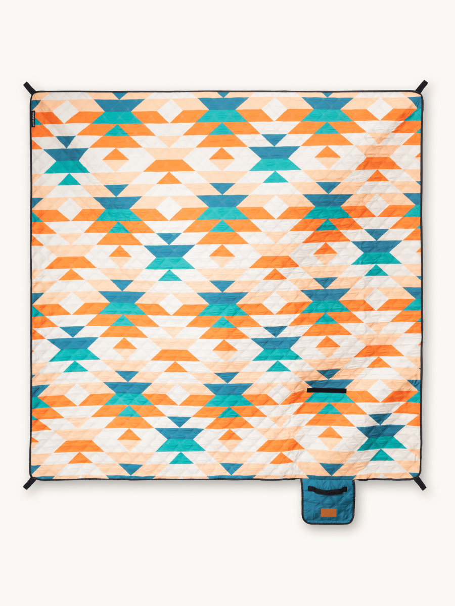 Aztec Trial - Picknick - und Stranddecke (isoliert) 200 x 200 cm - XXL Picknickmatte aus recyceltem PET - wasserdicht und wärmend - woodsandwaves.co