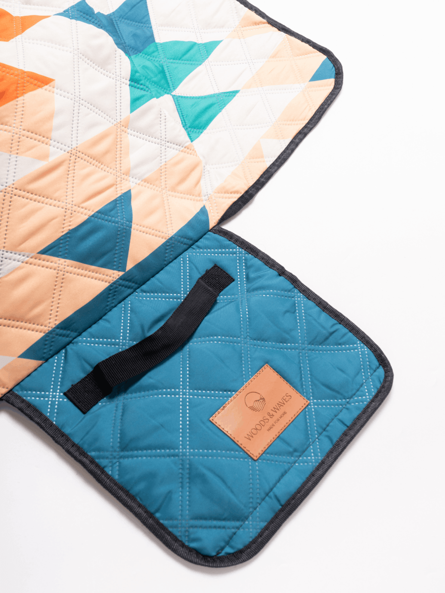 Aztec Trial - Picknick - und Stranddecke (isoliert) 200 x 200 cm - XXL Picknickmatte aus recyceltem PET - wasserdicht und wärmend - woodsandwaves.co