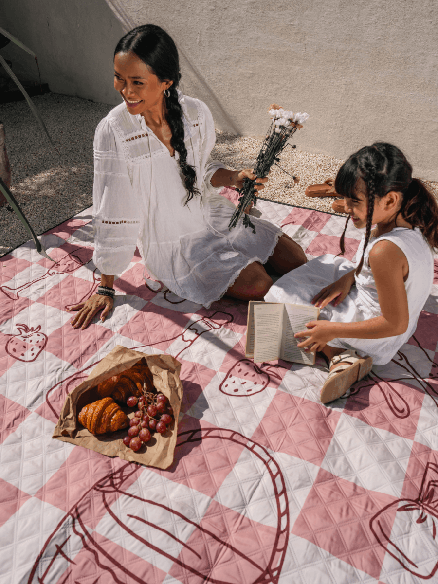 Rose Brunch - Picknick - und Stranddecke (isoliert) 200 x 200 cm - XXL Picknickmatte aus recyceltem PET - wasserdicht und wärmend - woodsandwaves.co