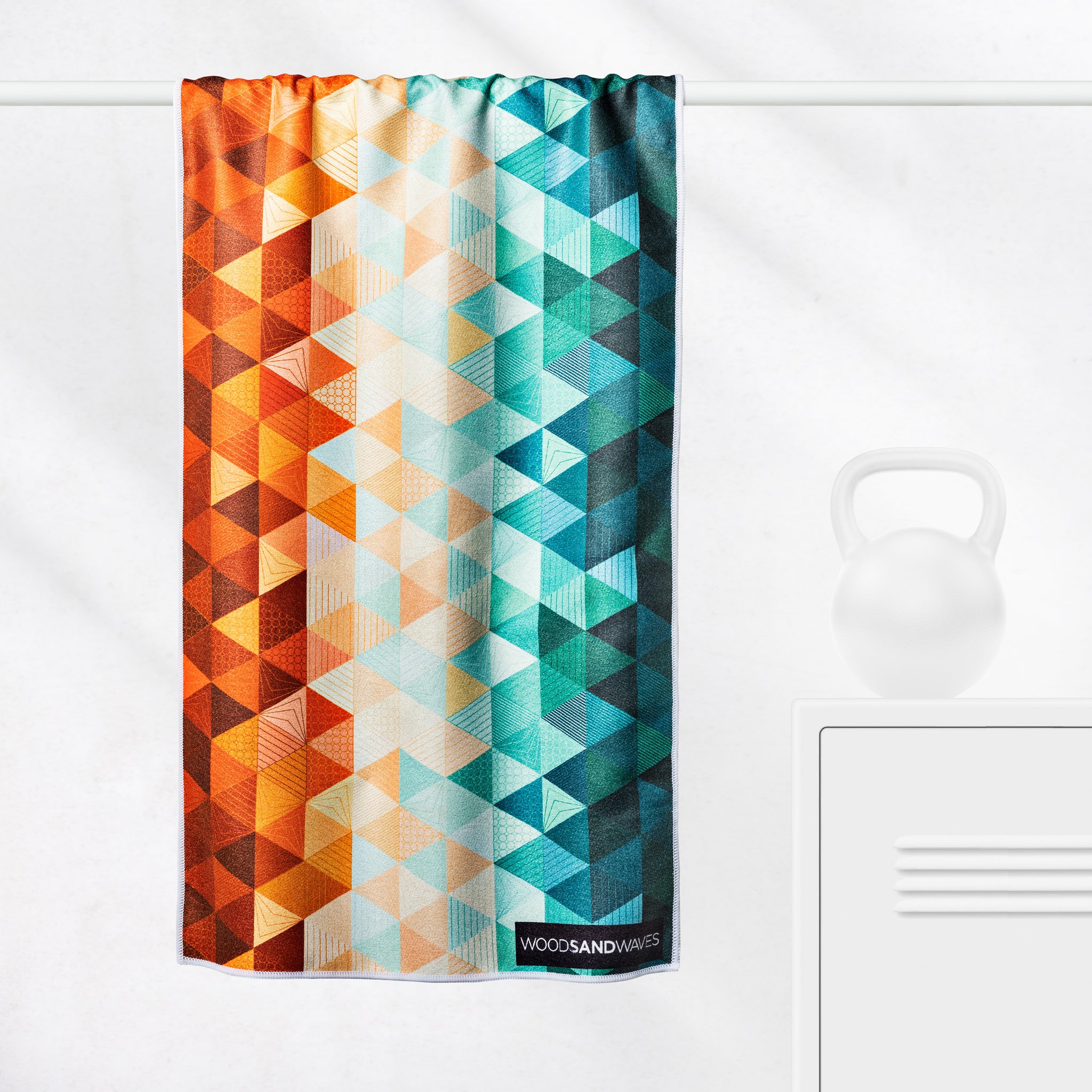 Kaleidoscope Orange - Sporthandtuch mit Magnet & Zipper-Tasche - WOODSANDWAVES